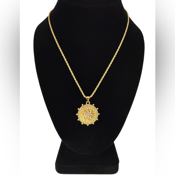 NEW 18K GOLD PLATED SUNBURST MEDALLION NECKLACE - Picture 1 of 3